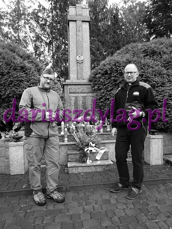 17-18 IX 1944 – zbrodnicza niemiecka pacyfikacja ludności cywilnej, której ofiary pochowano na cmentarzu w Wiśniowej.