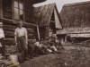 Żołnierze Oddziału Partyzanckiego AK "Wilk" w czasie przerwy obiadowej w zabudowaniach Kurnytów, czerwiec 1944 r. Fot. ze zbiorów rodziny Krzewickich.