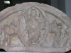Tympanon fundacyjny opactwa na Ołbinie z przedstawieniem Chrystusa w mandorli; po prawej Jaksa i jego żona Agafia. Fot. domena publiczna.
